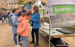 Waadrâne in gesprek met bezoekers tijdens agrarische dagen in Franeker