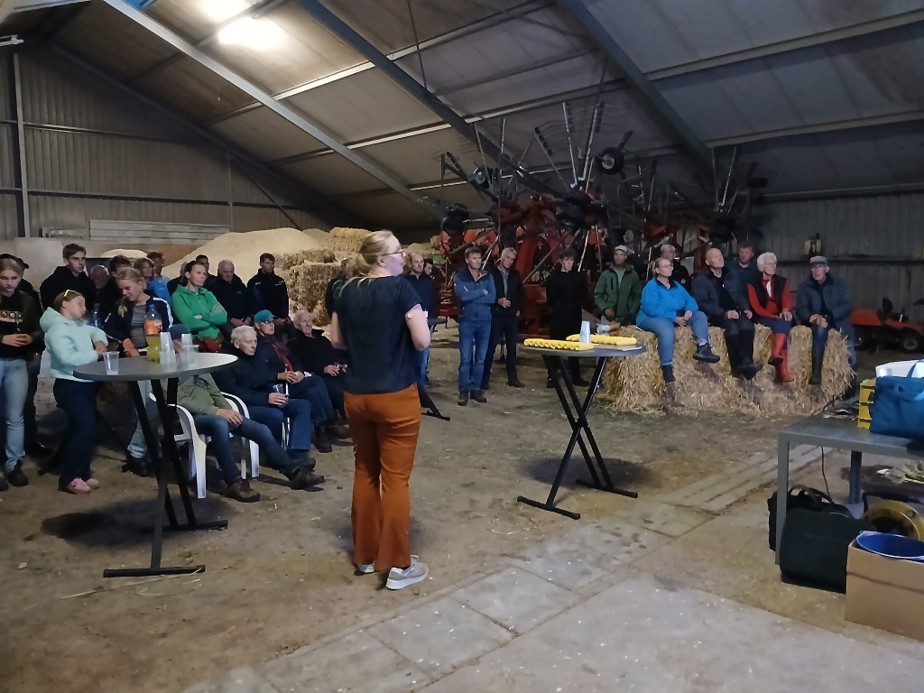 Belangstellenden tijdens presentatie op de bijeenkomst